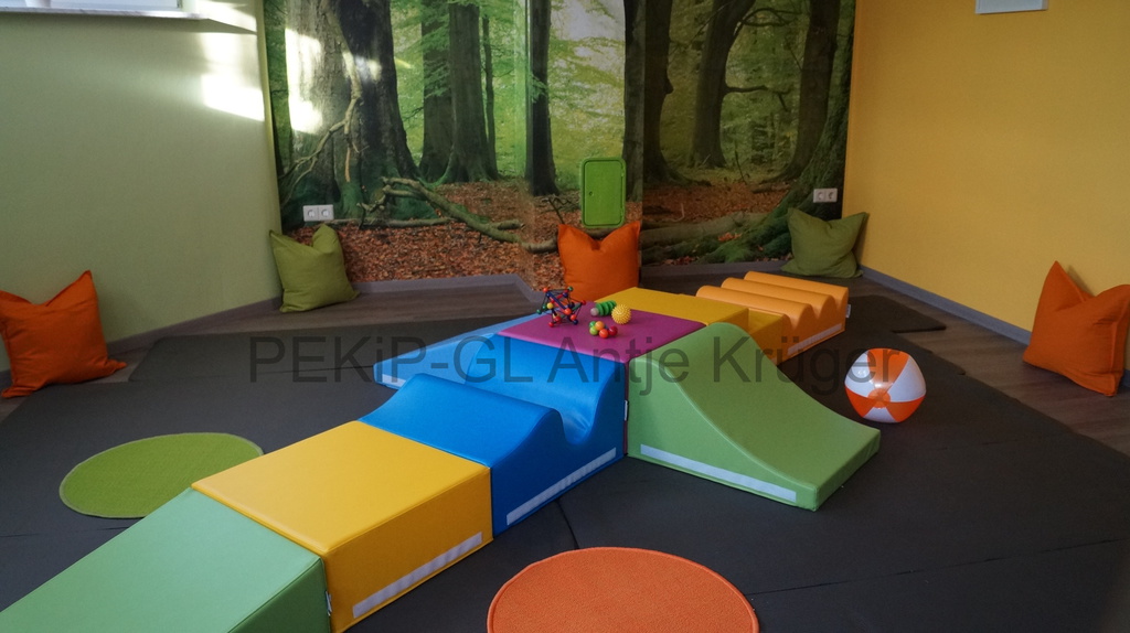 PEKiP Kursraum Trinum: Krabbellandschaft mit weichen Matten und schiefen Ebenen für Babys im 2. Halbjahr