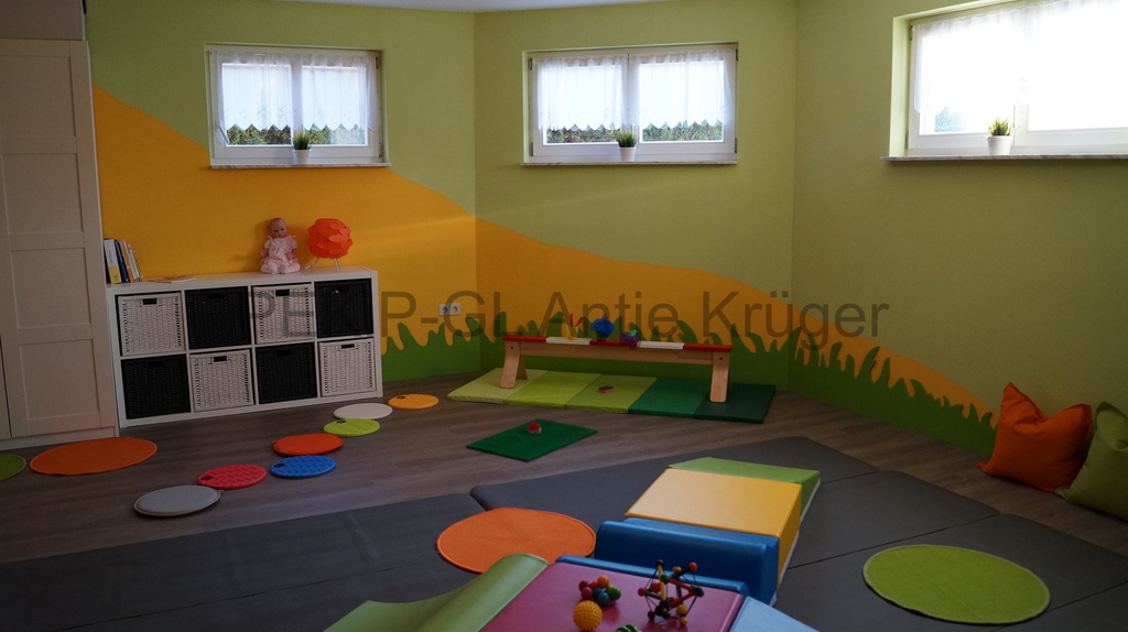 Heller PEKiP-Kursraum in Trinum mit weichen Bodenmatten und Sitzkissen für Eltern und Babys