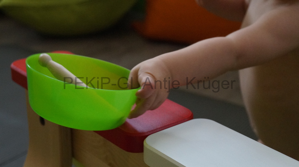 Greif- und Klangspiele für Babys zur Förderung von Motorik und Hörsinn im PEKiP-Kurs